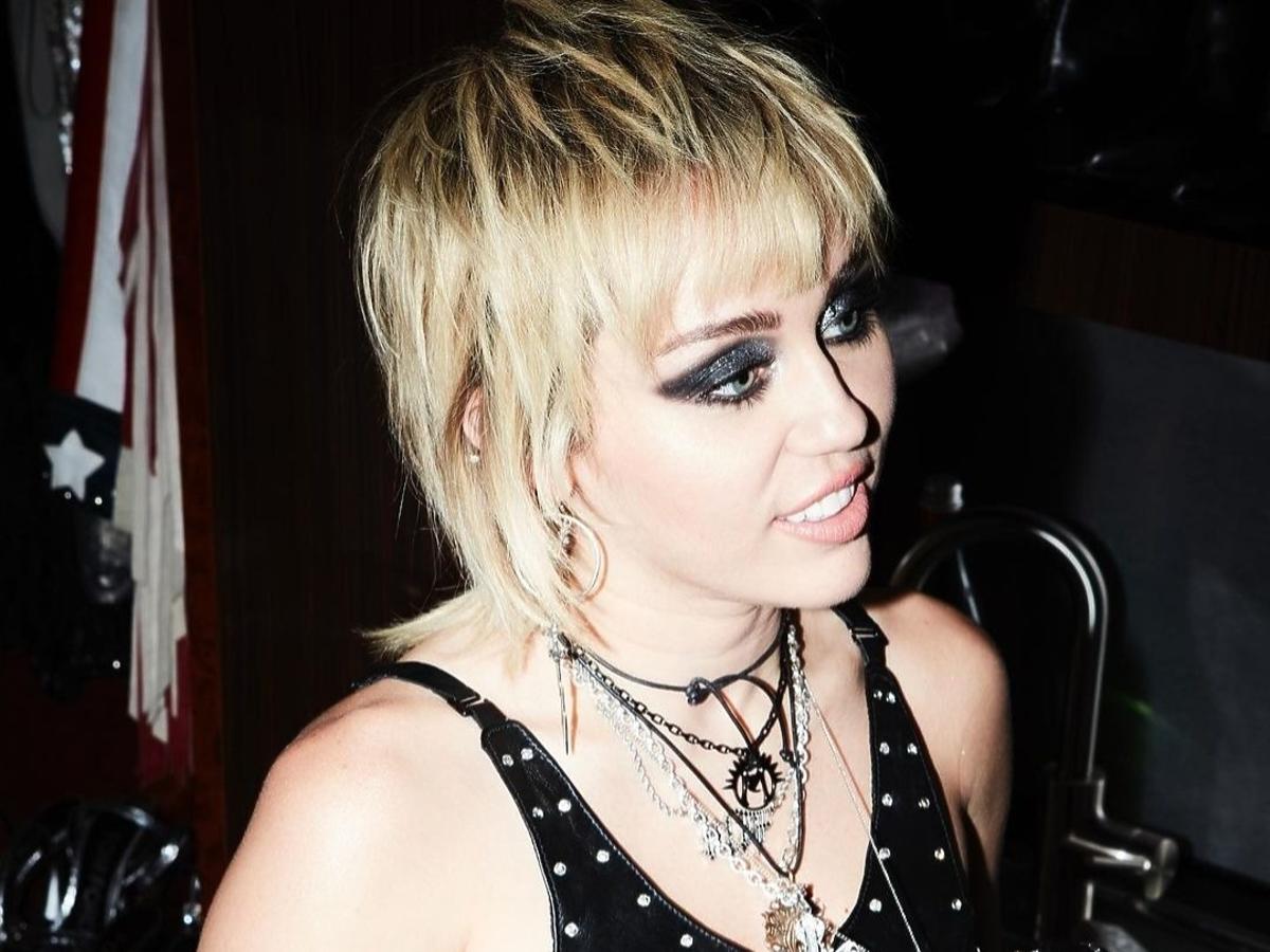 Miley Cyrus we fryzurze shaggy hair
