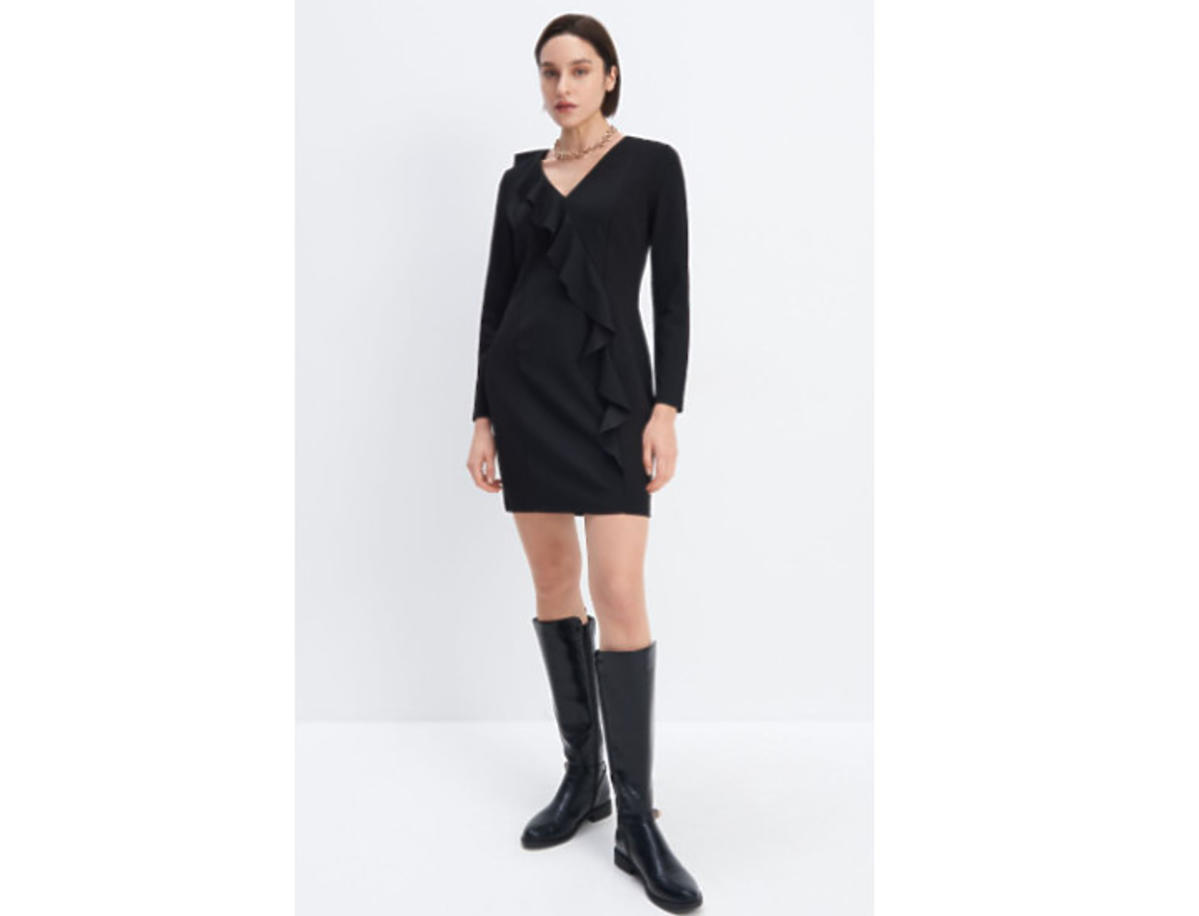 modna czarna sukienka na wiosnę 2021 z Mohito za 39,99 zł