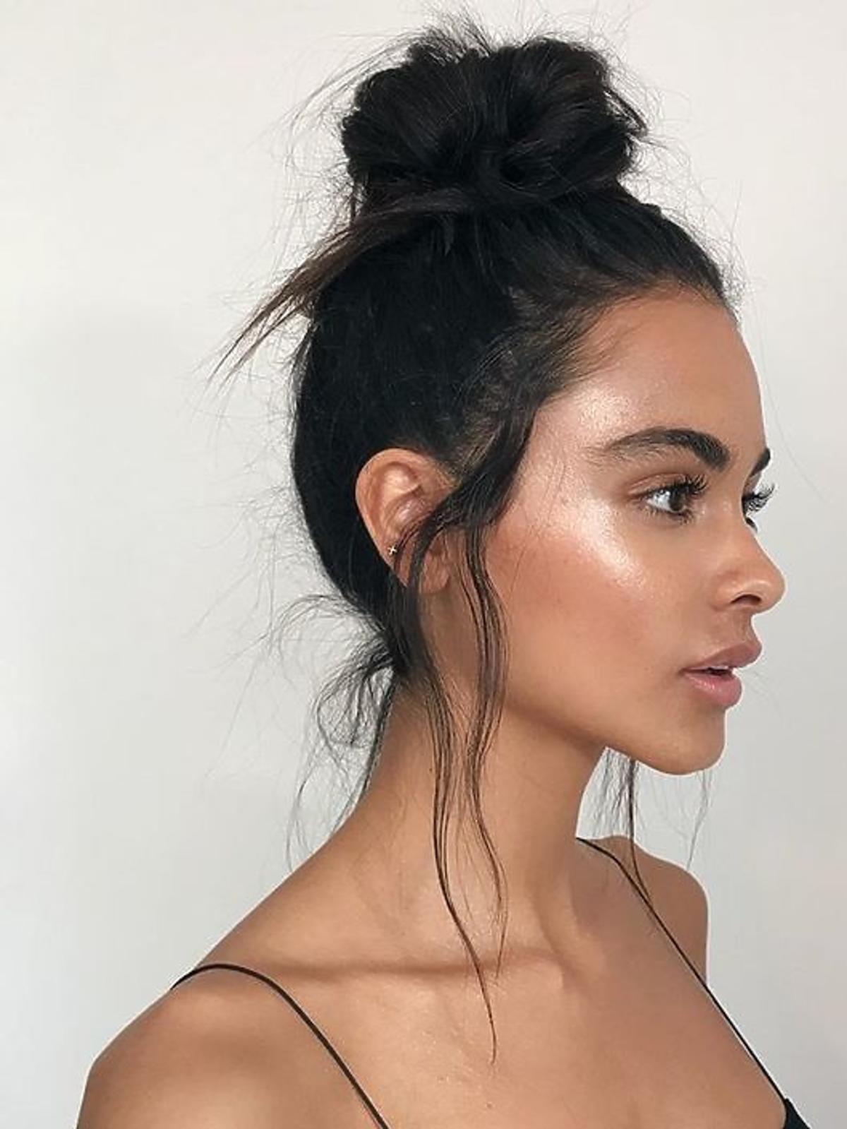 Modne fryzury - bun lift w stylu messy