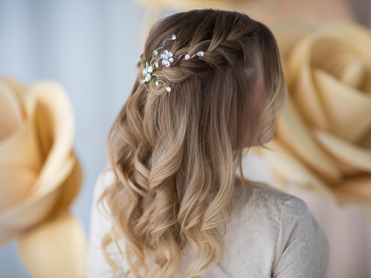 modne fryzury na wesele warkocz