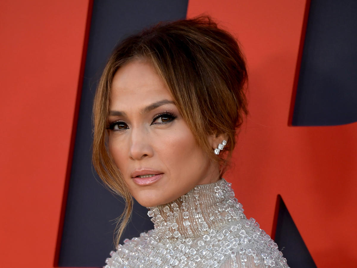modne paznokcie na wiosnę Jennifer Lopez cellophane nails