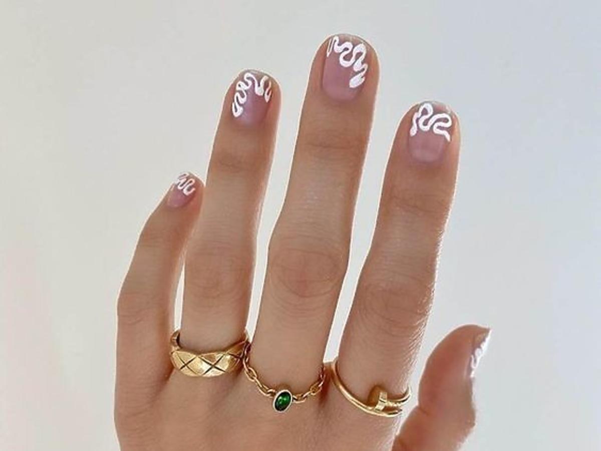modne paznokcie squiggly nails