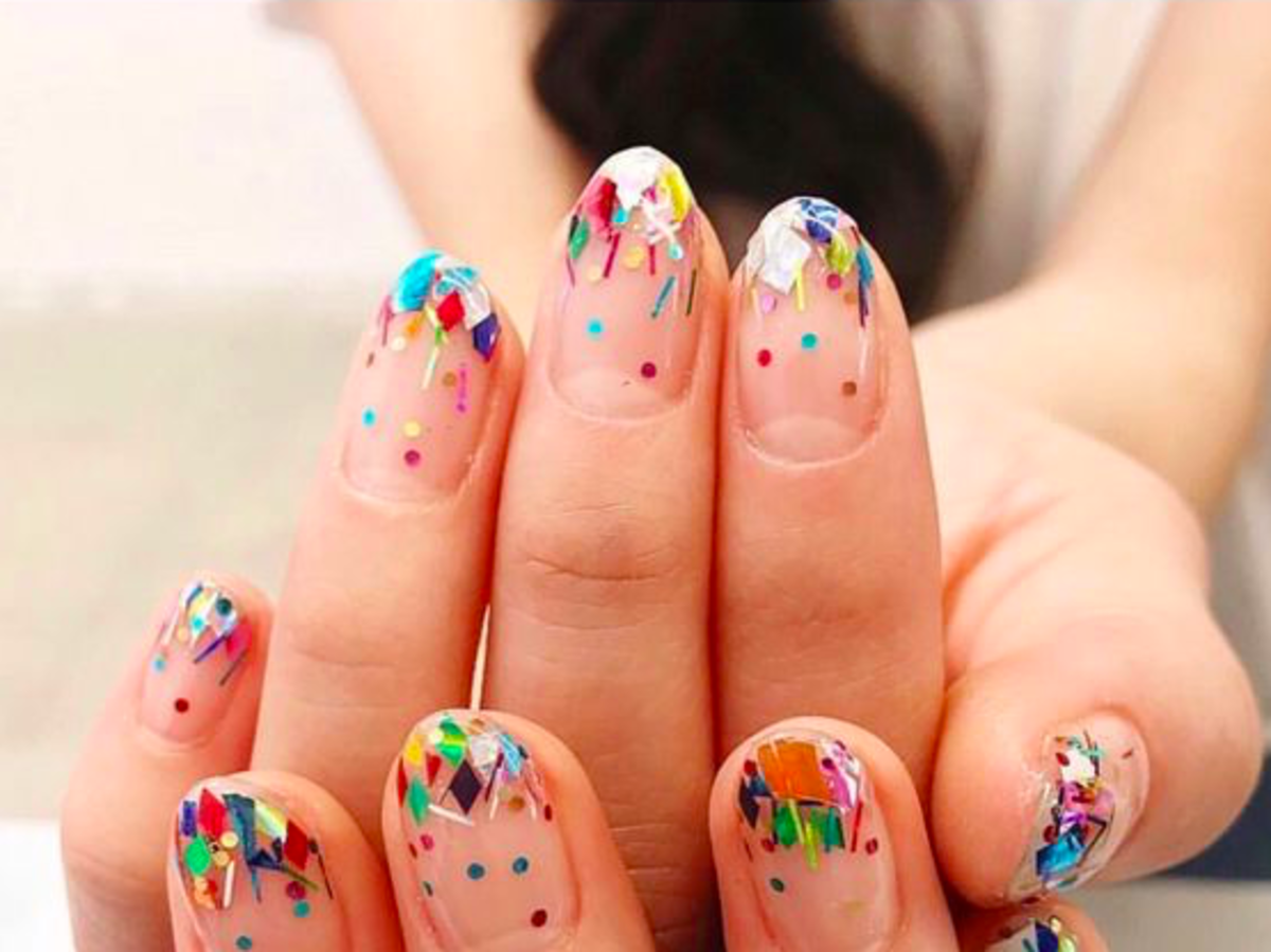 Modny manicure z konfetti na wiosnę i lato