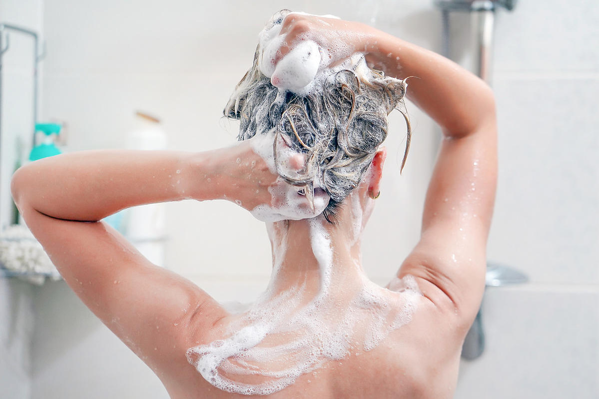 mycie głowy szamponem