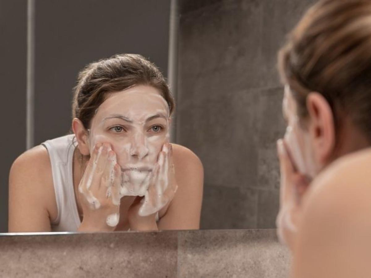 mycie twarzy oczyszczającym olejkiem zmieniającym się w piankę do demakijażu twarzy od Lirene Dermoprogram