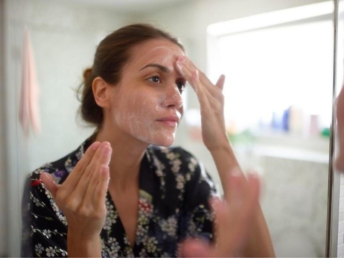 mycie twarzy żelem z peelingiem oczyszczający pory na dzień / na noc od Ziaja z serii oczyszczanie - liście manuka