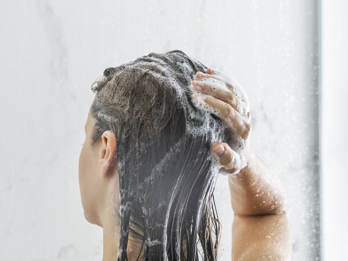 Mycie włosów szamponem pokrzywowym od Babuszki Agafii