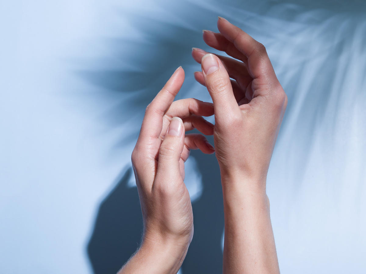 Nails slugging to trik z tiktoka na paznokcie po hybrydzie