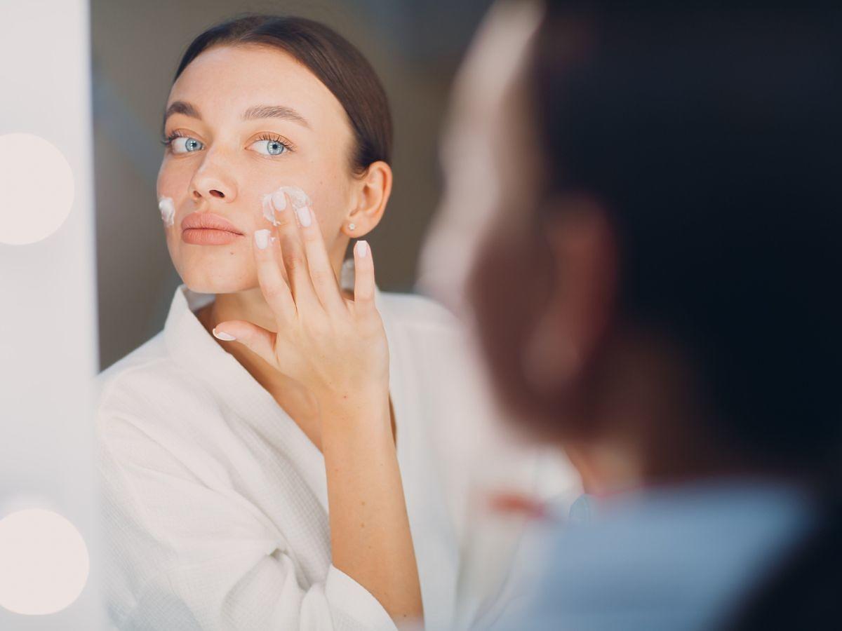Naturalna baza pod makijaż, która działa jak serum? Utrwala i daje efekt „blur”