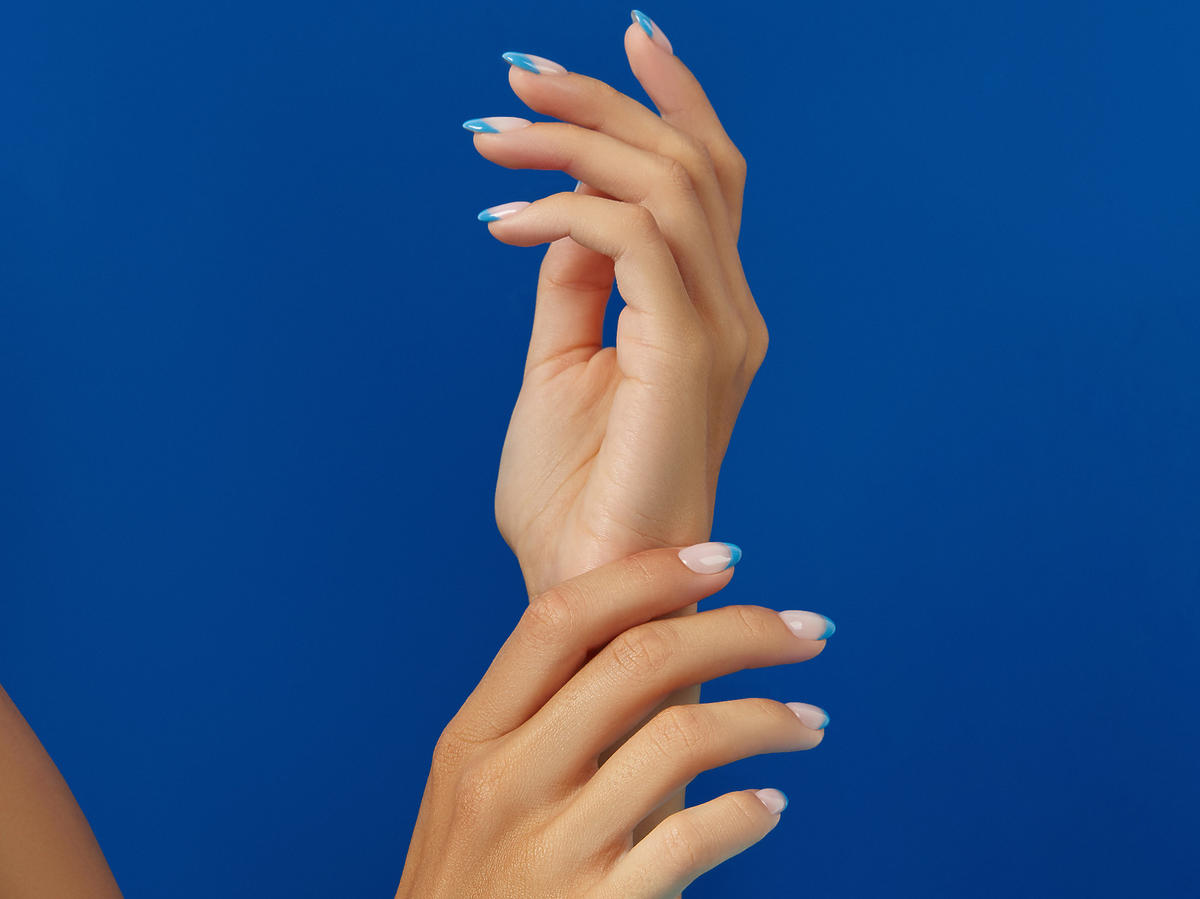 niebieski french manicure