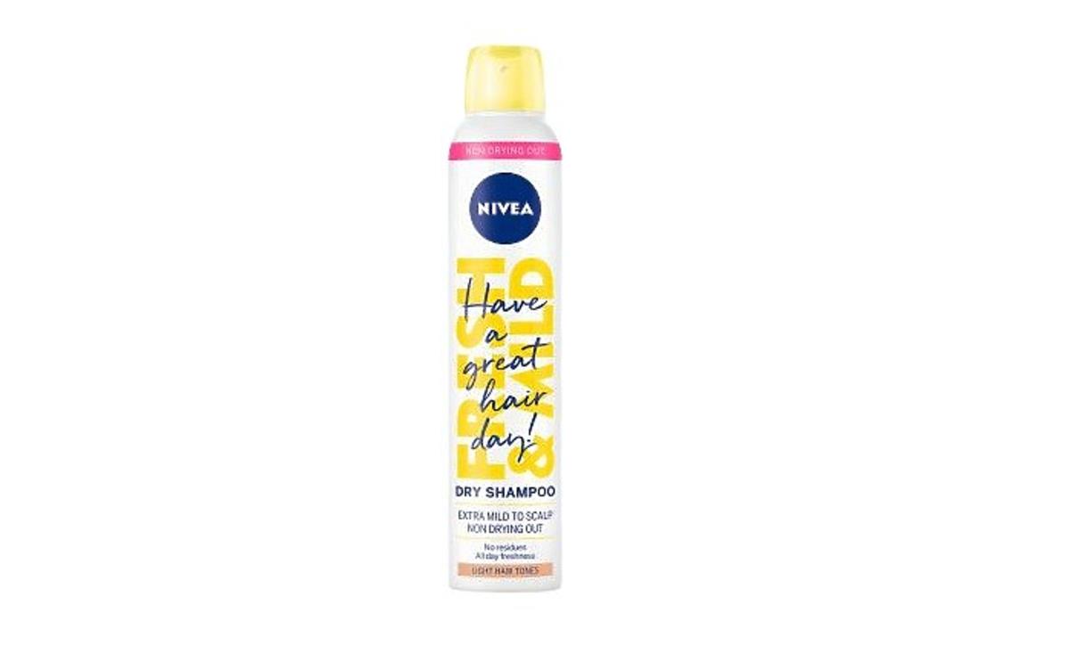 Nivea Fresh Revive suchy szampon dla blondynek na promocji w Rossmannie