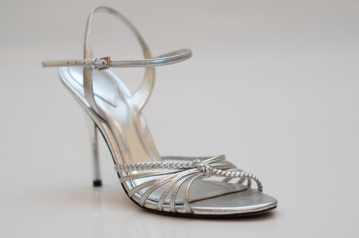 Nowoczesne srebrne buty na ślub