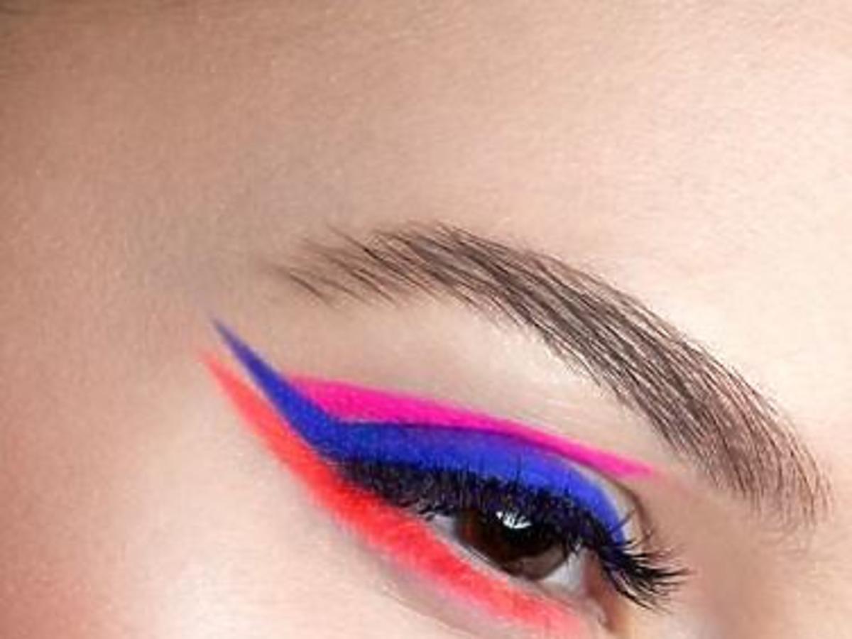 Oko z kolorowymi kreskami wykonanymi eyelinerem