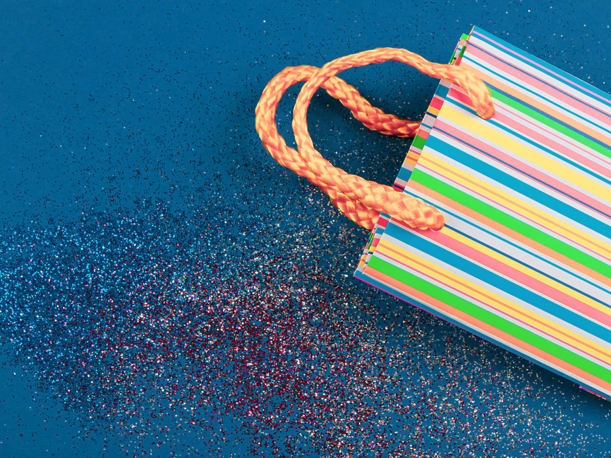 Pakowanie prezentów w torebkę świąteczną - robiliście to źle! Ten trik zmienia wszystko! 