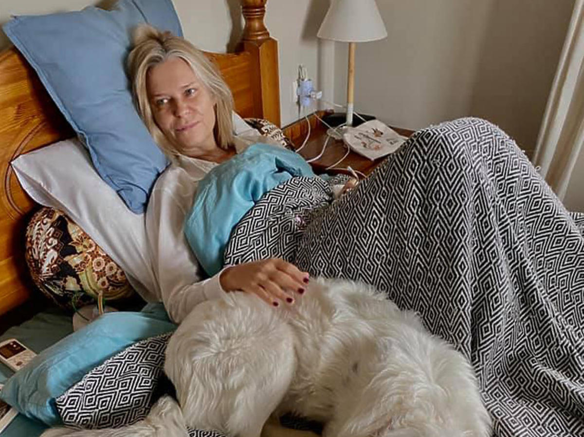 Paulina Młynarska w łożku z psem
