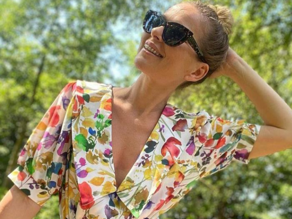 Paulina Sykut-Jeżyna w sukience w kwiaty w okularach. 
