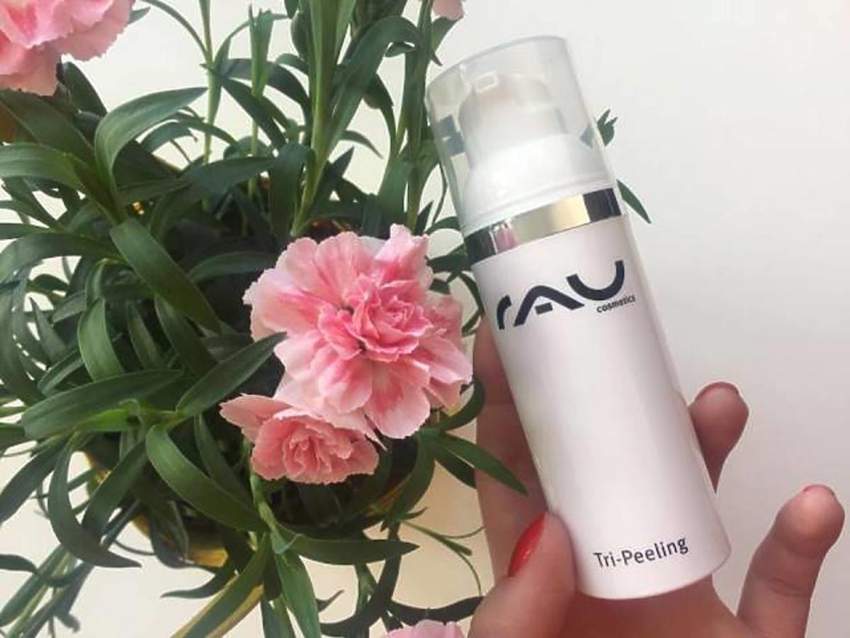 peeling rau cosmetics na tle różowych kwiatków