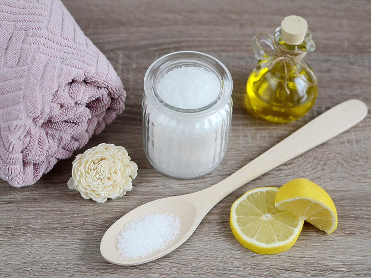 Peeling solny na ciało i twarz – dla kogo, jak stosować + TOP 3 z KWC