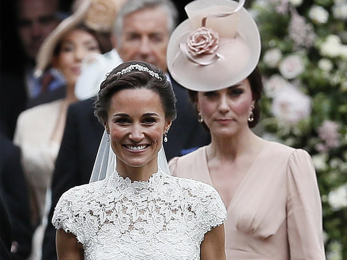 Pippa, siostra księżnej Kate, w sukni ślubnej. Kate w jasnej różowej sukience