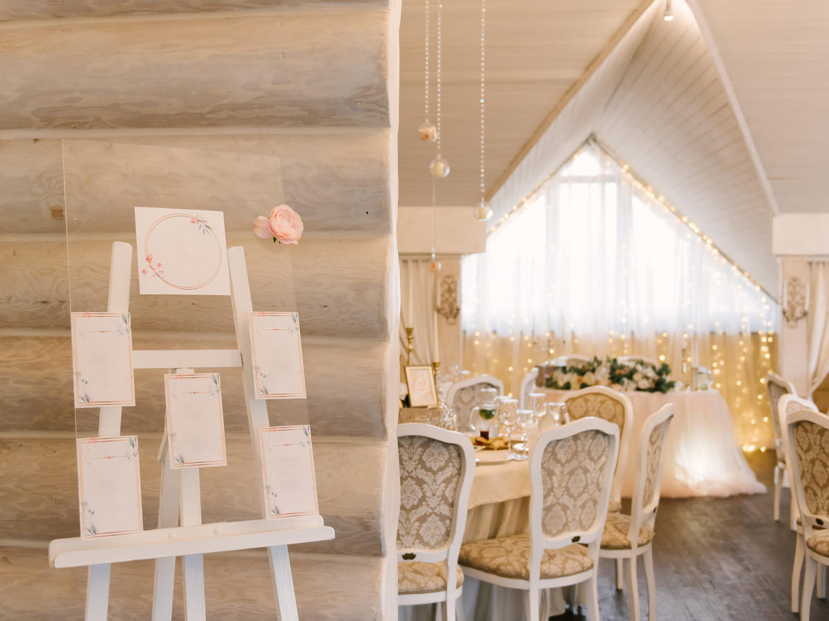 Elegancki plan stołów weselnych na szybie plexi