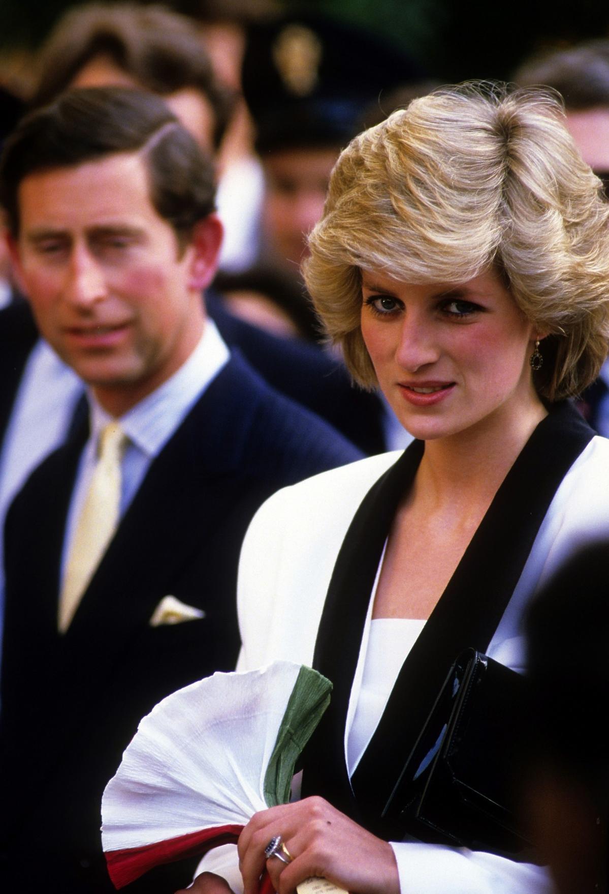 Podczas jednego z wystąpień księżna Diana rozbiła Karolowi butelkę na głowie! Tylko zobaczcie to nagranie