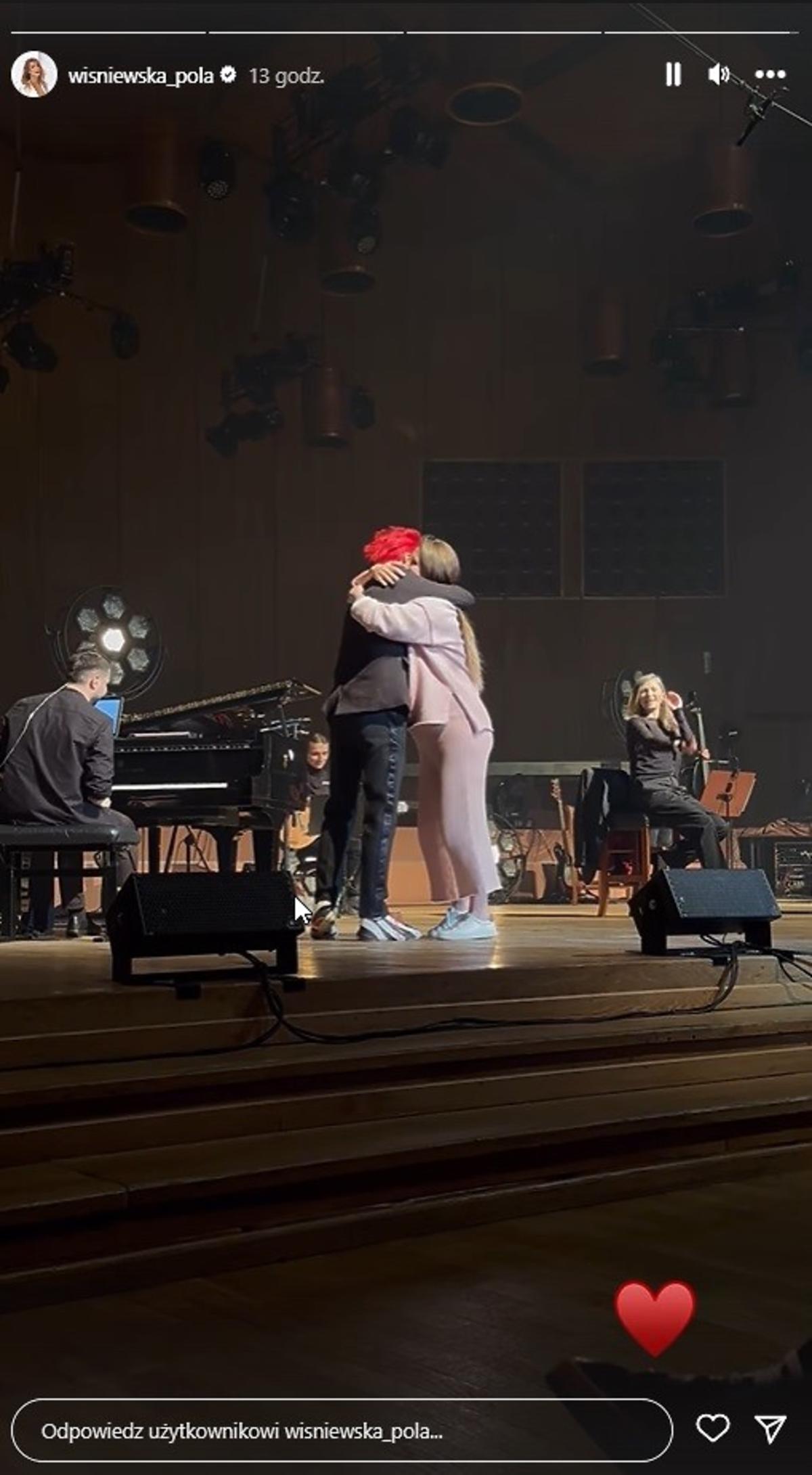 Pola i Michał Wiśniewscy przytulają się na scenie