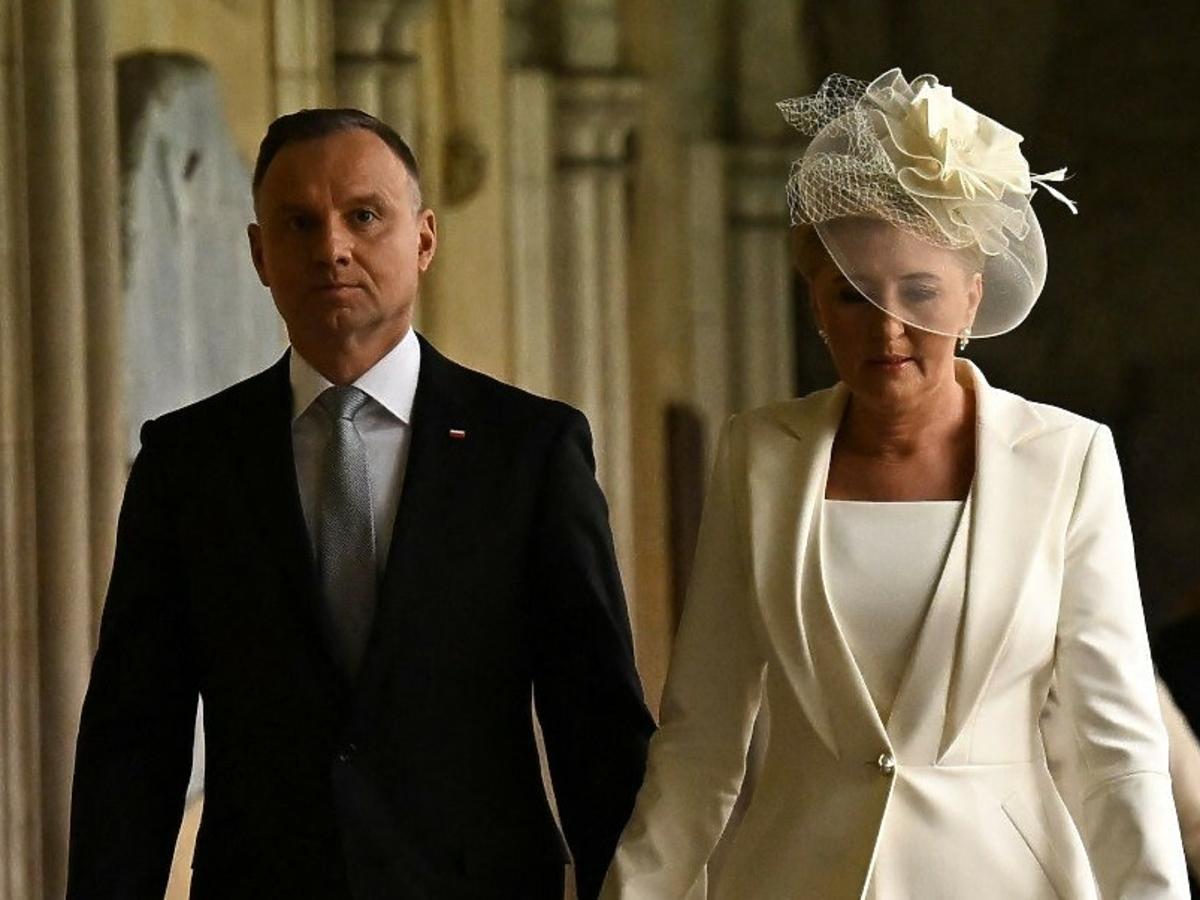polska para prezydencka na koronacji Karola III stylizacja Agaty Dudy