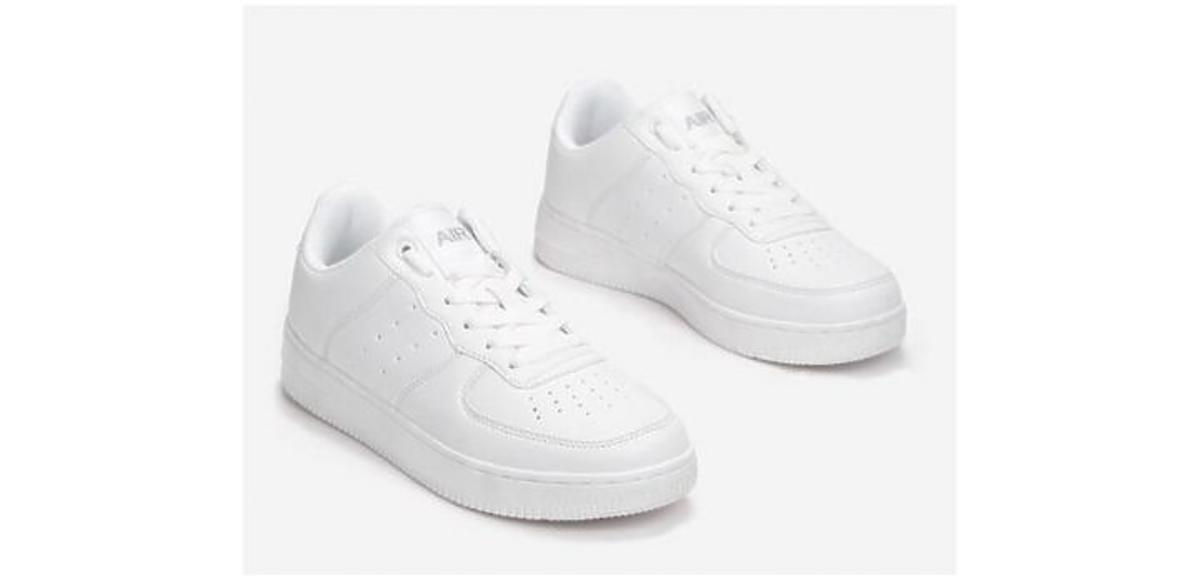 proste białe sneakersy Born2Be