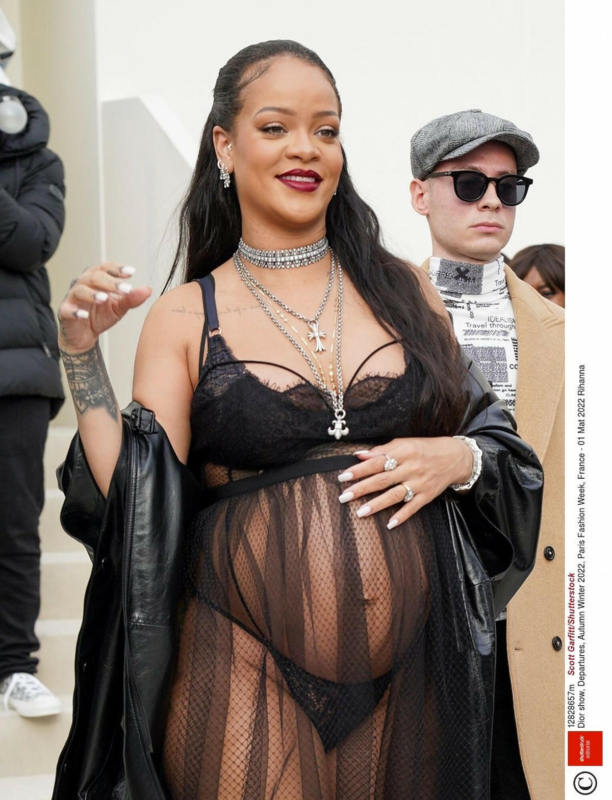 Rihanna odsłania ciążowy brzuch w Los Angeles