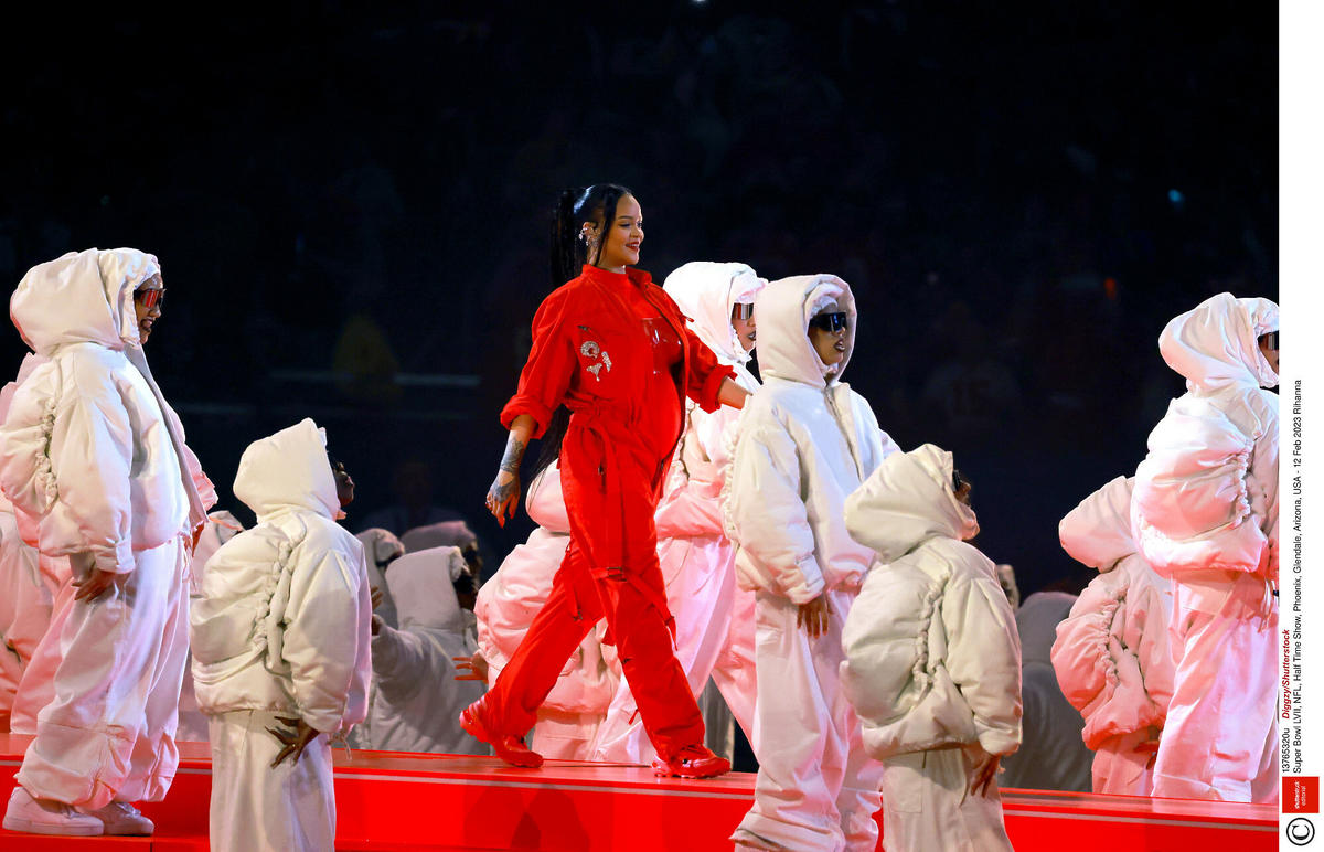 Rihanna pokazała brzuszek na Super Bowl