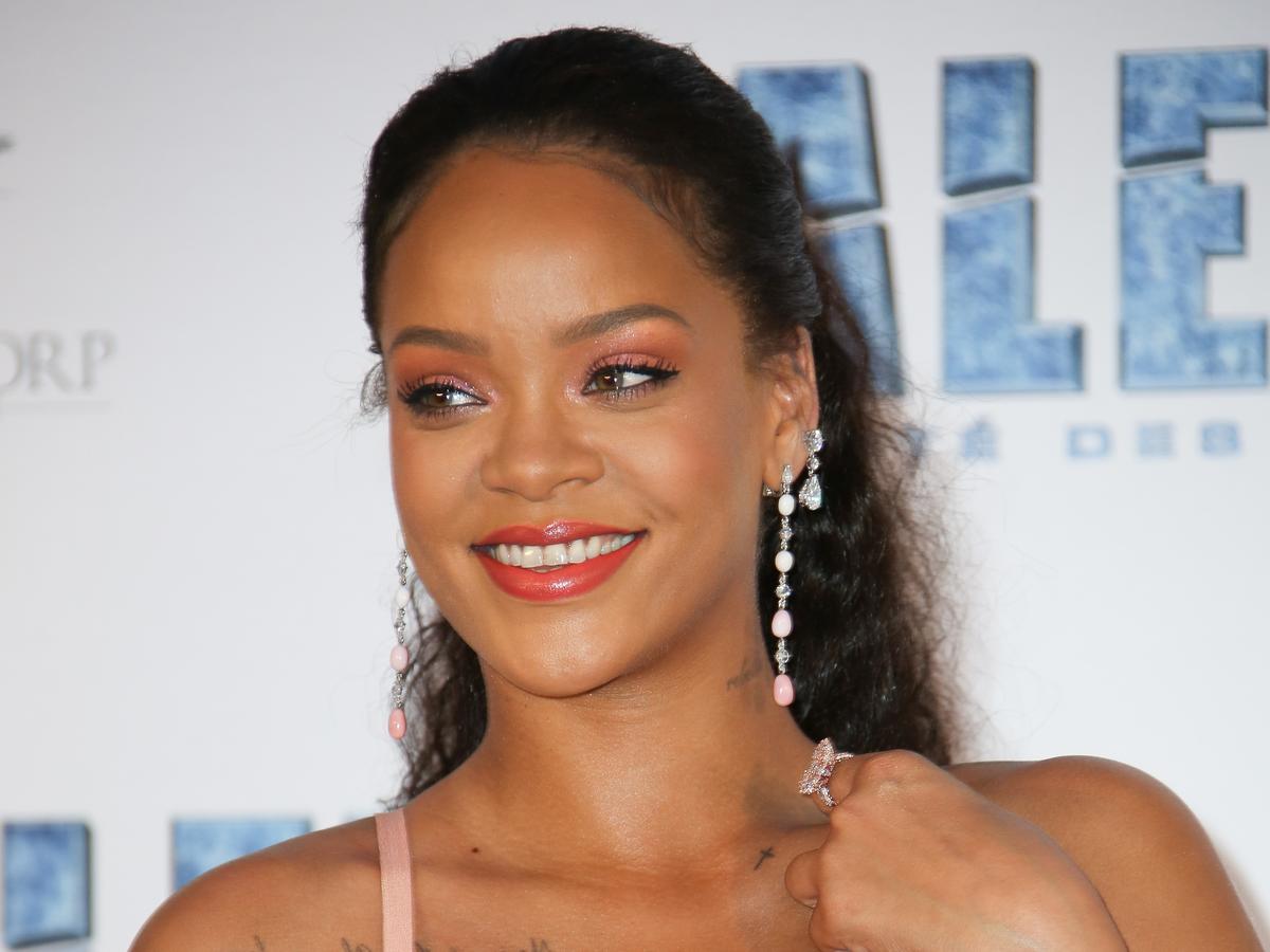Rihanna w ciemnych włosach
