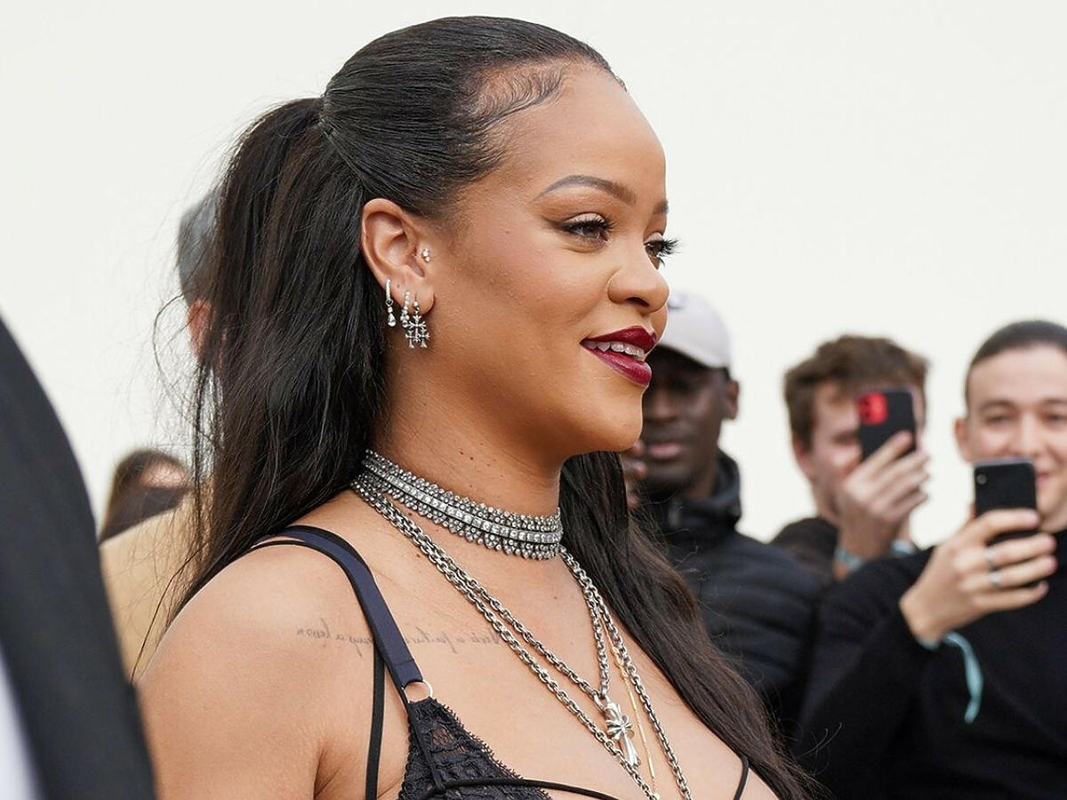 Rihanna w kusej halce na Fashion Week w Paryżu