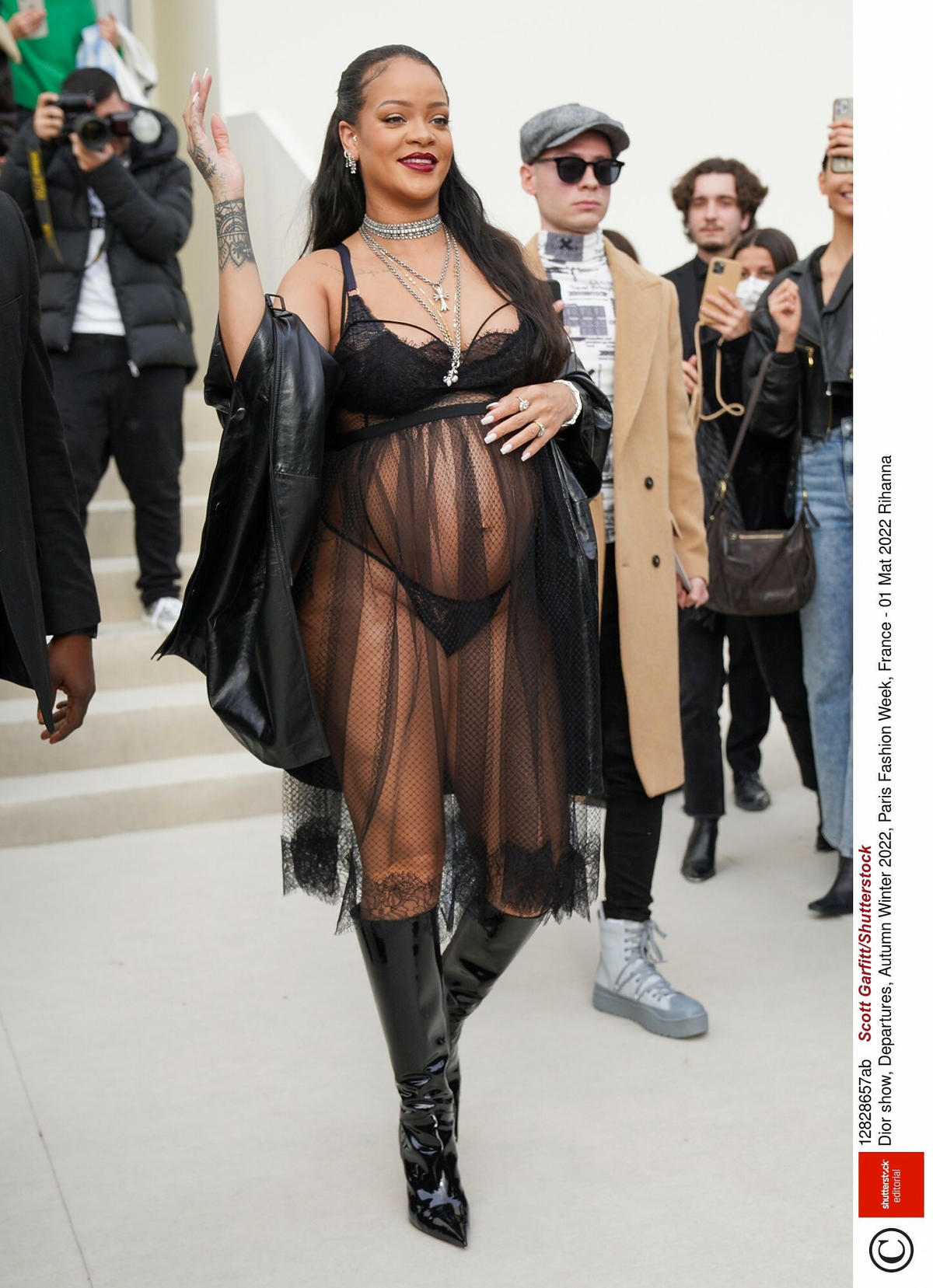 Rihanna w kusej halce odsłania brzuch na Fashion Week w Paryżu