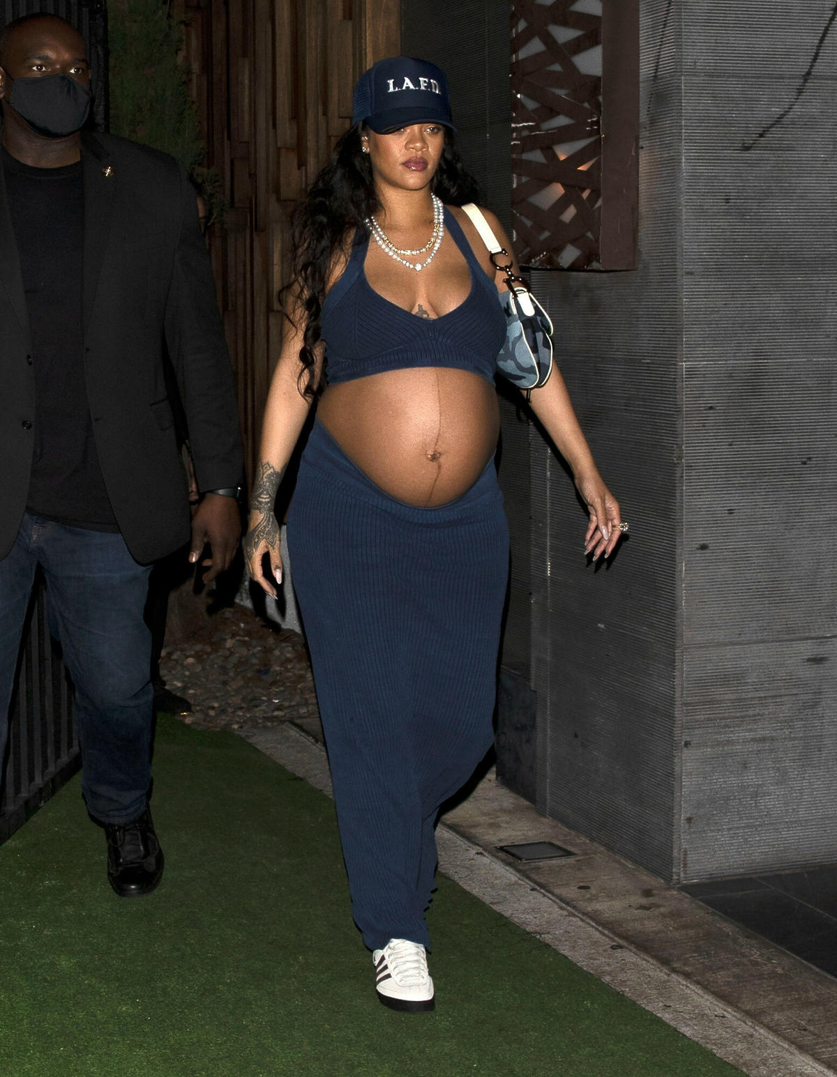Rihanna z torebką Diora
