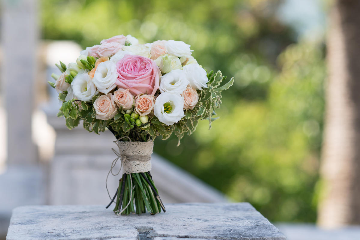 Róże na ślubie w plenerze