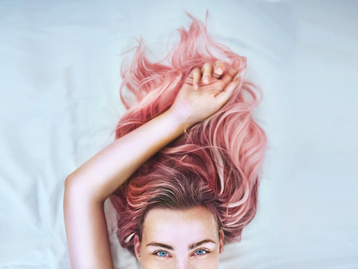 różowe pasemka na długich włosach