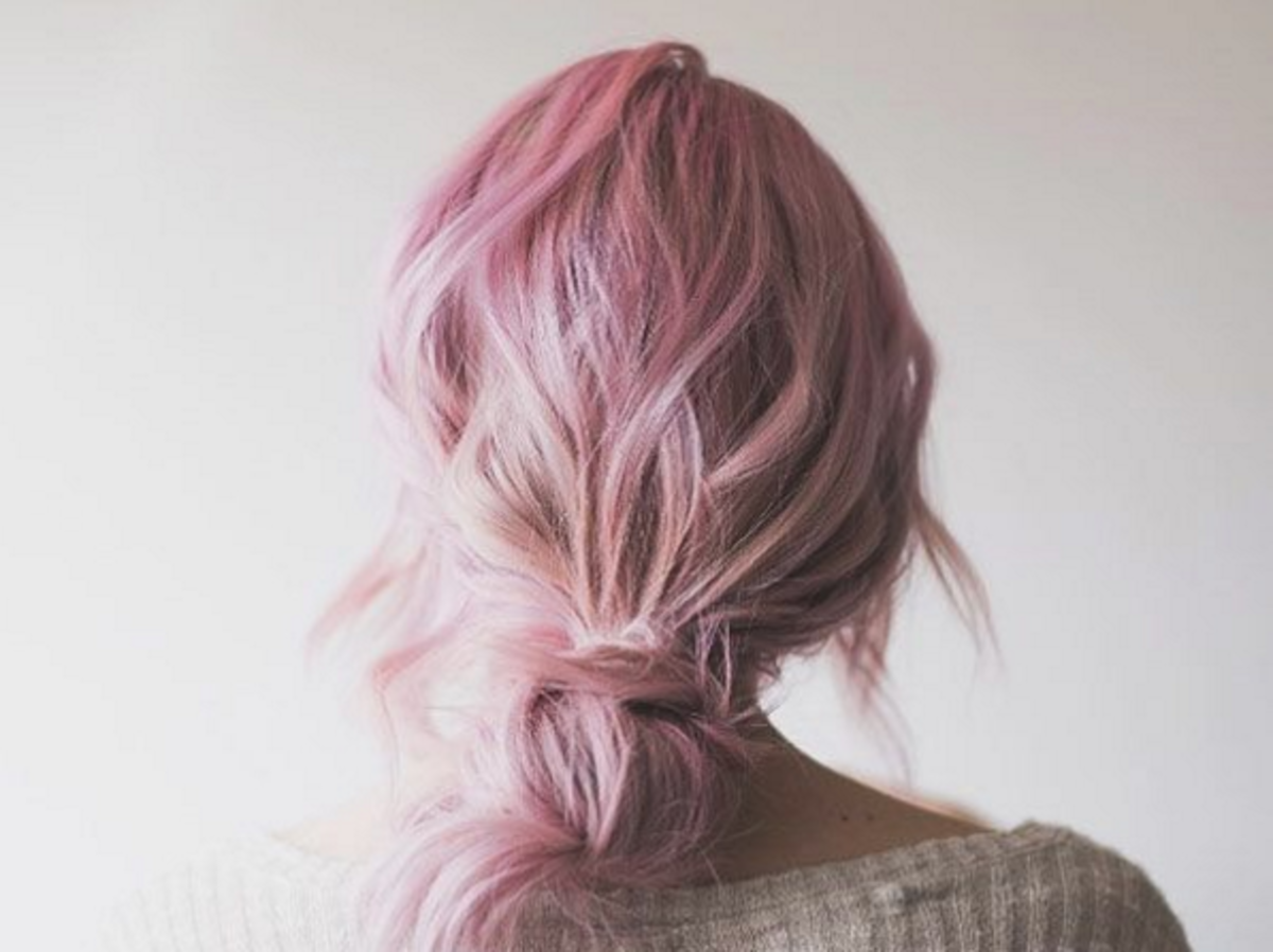 różowe włosy koczek ośmiornicy fryzura modna na lato prosta