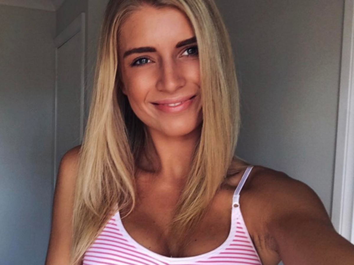 Selfie blogerki fitness- blondynki w czerwono-białej bluzce