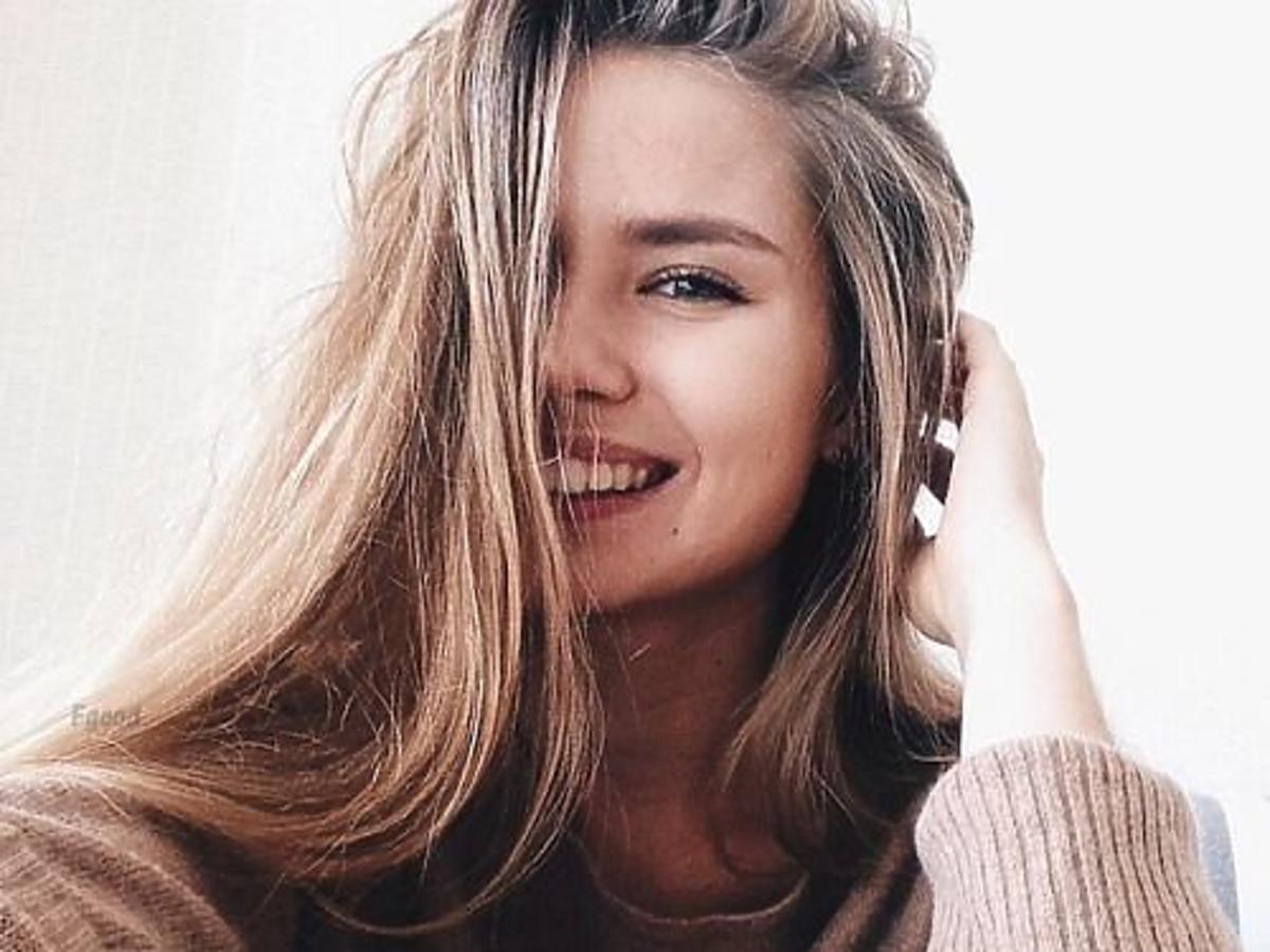 Selfie dziewczyny z neautralnym makijażem na twarzy i długimi włosami