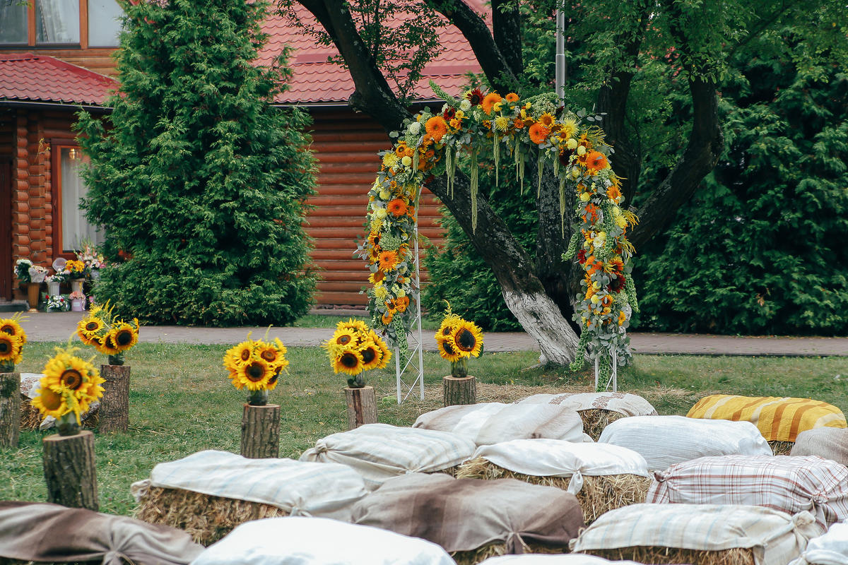 Słoneczniki na ślubie w plenerze