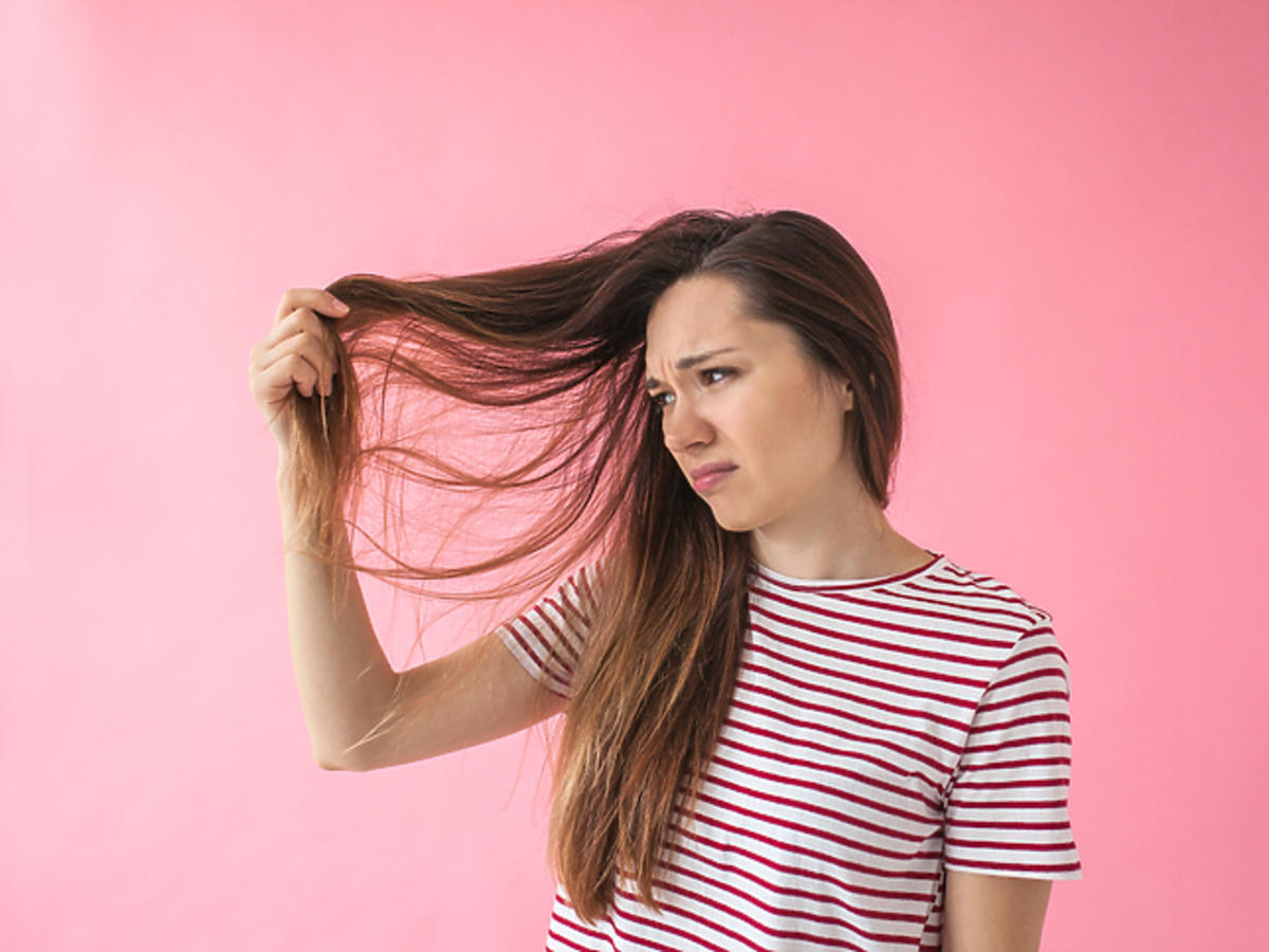 Sposoby na tłuste włosy - czy celowe przetłuszczanie pomaga?