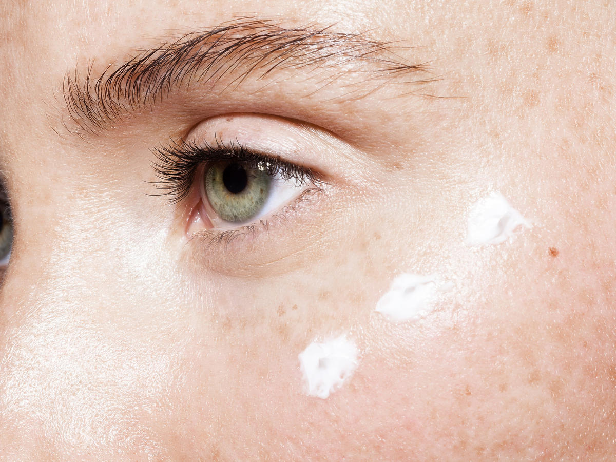 Sucha skóra pod oczami - przyczyny i jak ją nawilżyć?