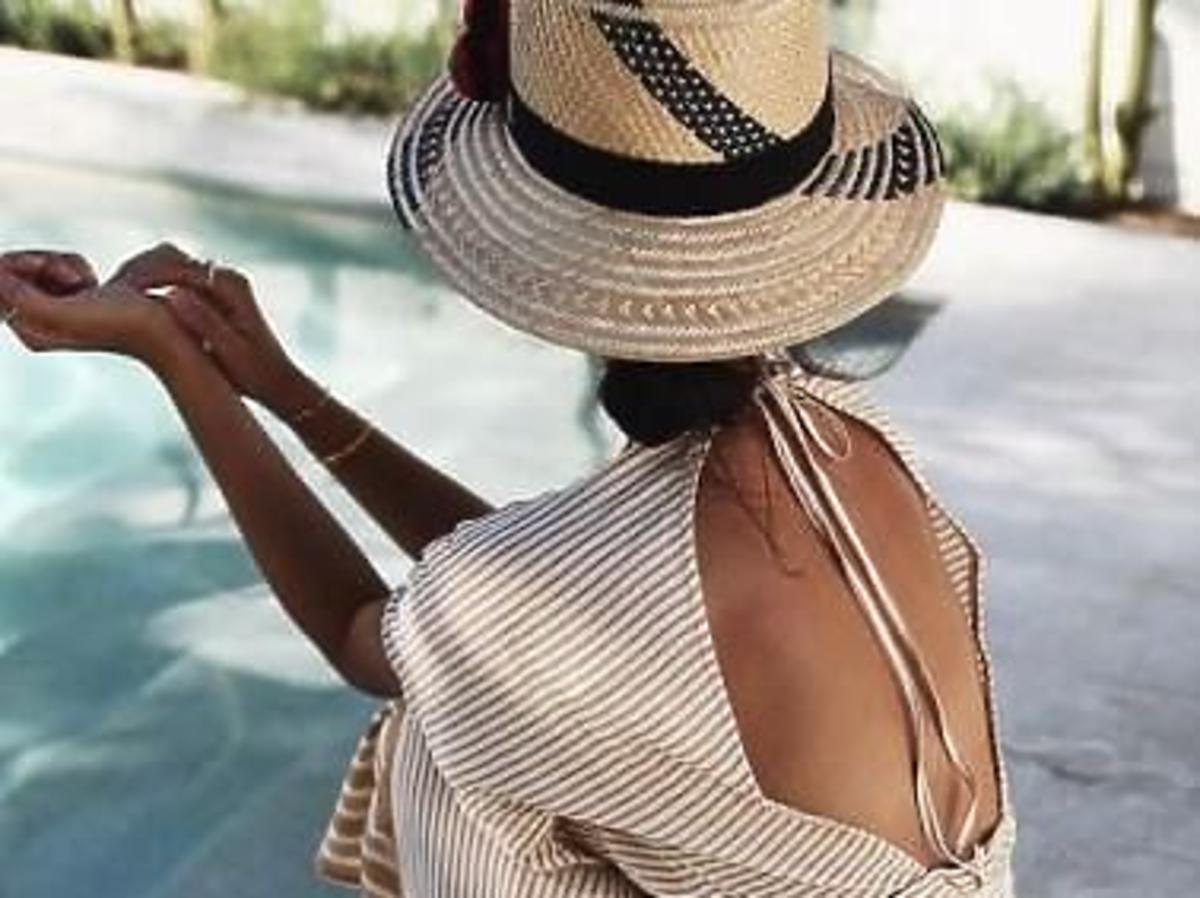 sukienka odkryte plecy kapelusz stylizacja na lato 