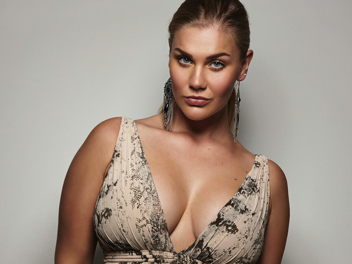 Sukienka z H&M na wesele plus size z dekoltem