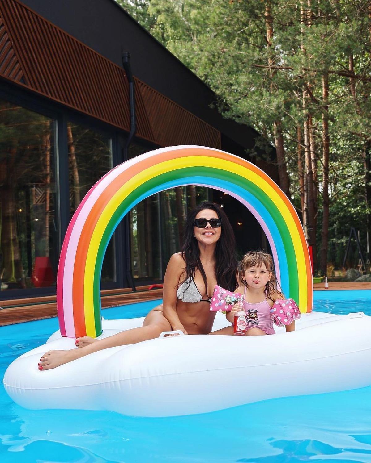 Sylwia Bomba z córką w basenie