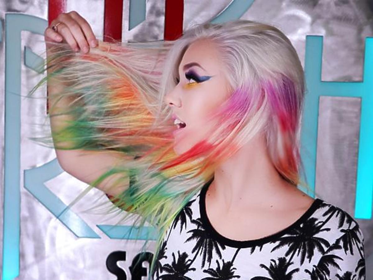 Szalona koloryzacja tie-dye szturmem zdobywa internet. Będzie hit?
