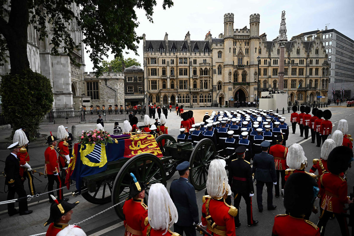 Tak wygląda pogrzeb królowej Elżbiety II! Za trumną szło tylko 10 osób 
