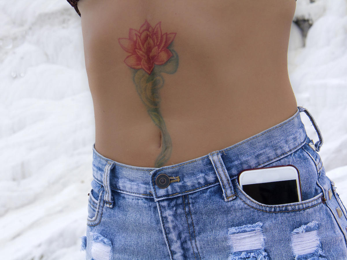 tatuaż na brzuchu