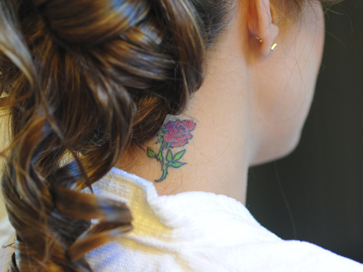 tatuaż na karku damski