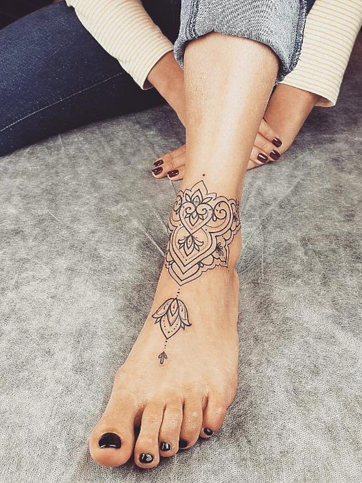 kostce tatuaż na stopie